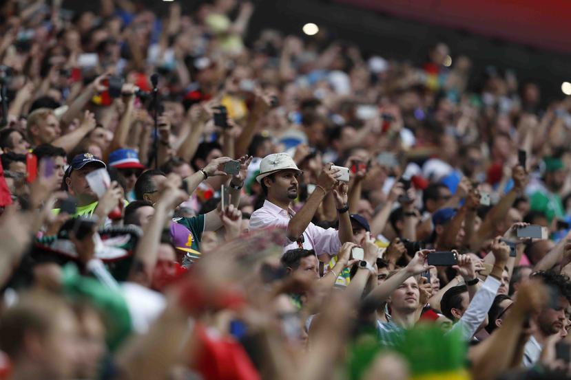 Una multitud de aficionados presencia el partido del Mundial entre Alemania y México, el domingo 17 de junio de 2018, en Moscú. (AP)