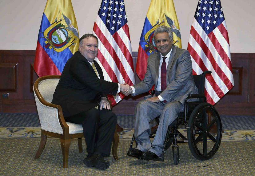 El secretario de Estado estadounidense Mike Pompeo, izquierda, y el presidente ecuatoriano Lenin Moreno posan para la foto en Guayaquil, Ecuador. (AP/Soledad Núñez)