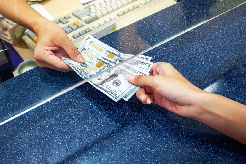 En un “payday loan”, el consumidor se compromete a pagar el préstamo con su próximo pago salarial. (Shutterstock)