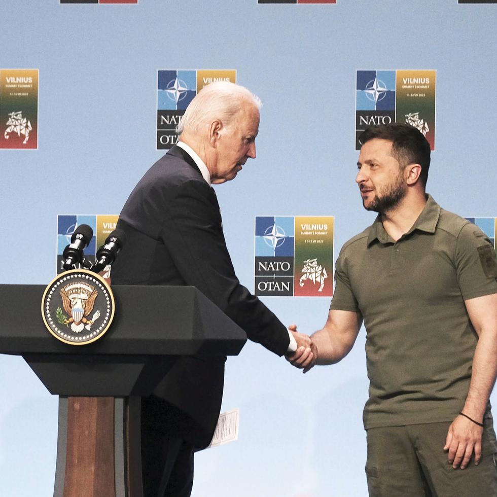 El presidente de EEUU, Joe Biden (izquierda), y el presidente de Ucrania, Volodímir Zelenski, se saludan este miércoles en Vilna. EFE/EPA/VALDA KALNINç
