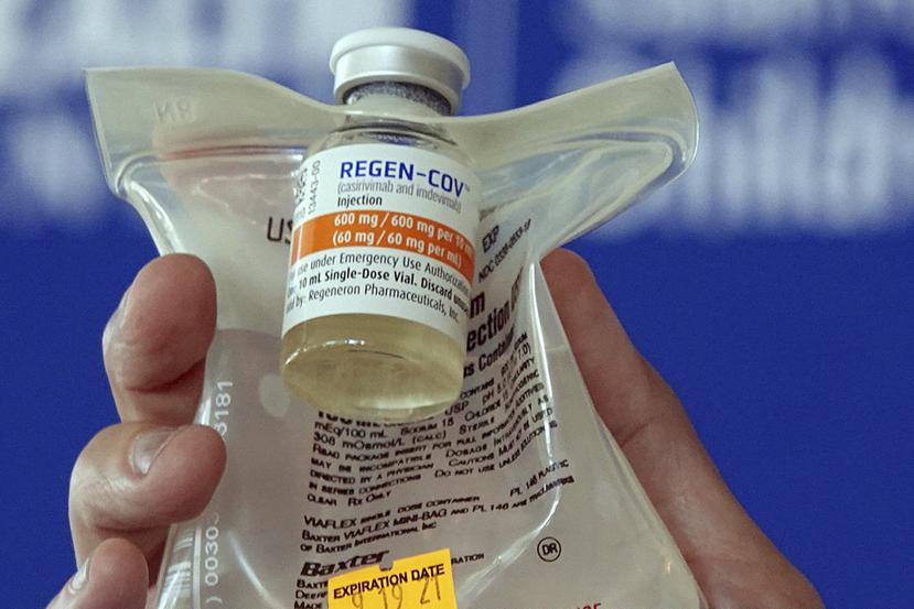 Un doctor sostiene una intravenosa del medicamento de anticuerpos monoclonales de Regeneron en Ford Lauderdale, Florida.