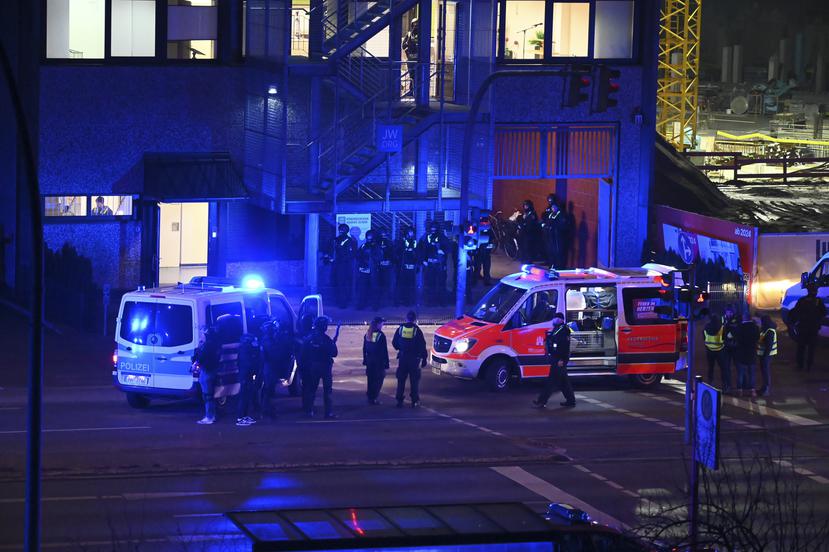 Policías se acercan al lugar donde ocurrió un tiroteo el jueves 9 de marzo de 2023, en Hamburgo, Alemania. (Jonas Walzberg/dpa vía AP)