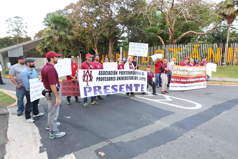 La Asociación Puertorriqueña de Profesores Universitarios (APPU) lleva a cabo una manifestación frente a los portones de la administración central de la Universidad de Puerto Rico.