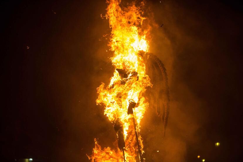 Miles de personas se aglutinaron hoy a la salida de la ciudad colonial de La Antigua, en Guatemala, para ver arder a un demonio, "el diablo", e iniciar así las fiestas navideñas con el espíritu limpio.  (Agencia EFE)