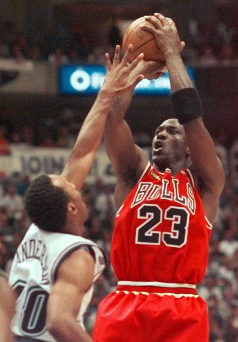 Michael Jordan realiza un tiro durante el sexto juego de la final de la NBA contra el Jazz de Utah. (AP)