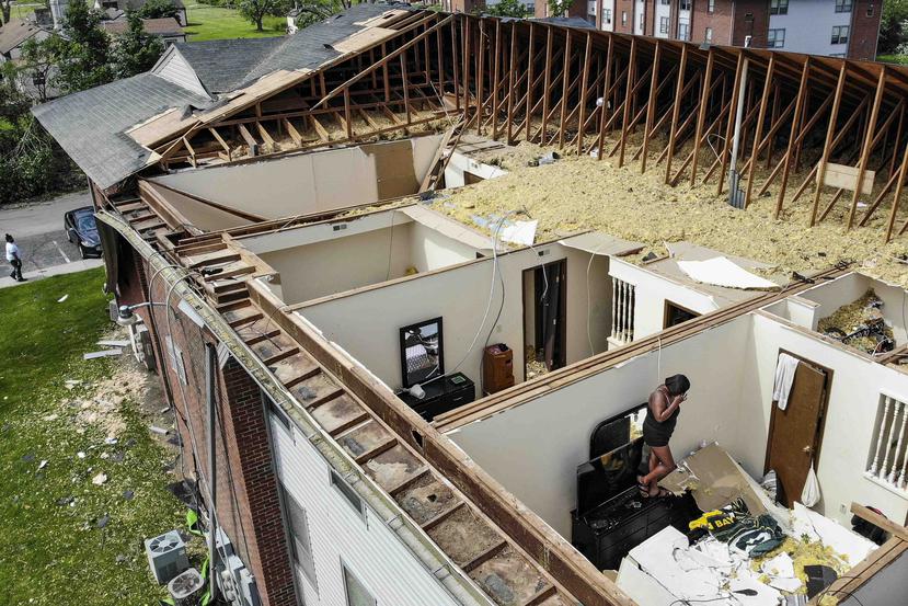 Varios residentes ordenan sus cosas luego de que sus apartamentos del complejo Westbrooke Village quedaran sin techo el martes 28 de mayo de 2019 en Trotwood, Ohio, después del paso de una fuerte tormenta la noche anterior. (AP/John Minchillo)