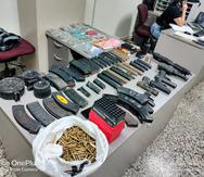 Las armas y municiones que se les ocuparon a un padre y sus dos hijos en Añasco.