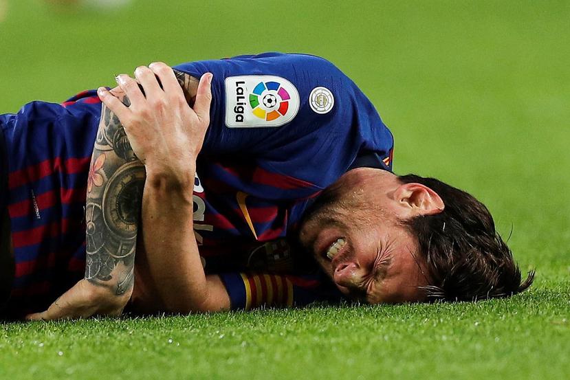 Leo Messi se lesionó durante un partido contra el Sevilla en el estadio del Camp Nou, en Barcelona. (EFE / Alejandro García)