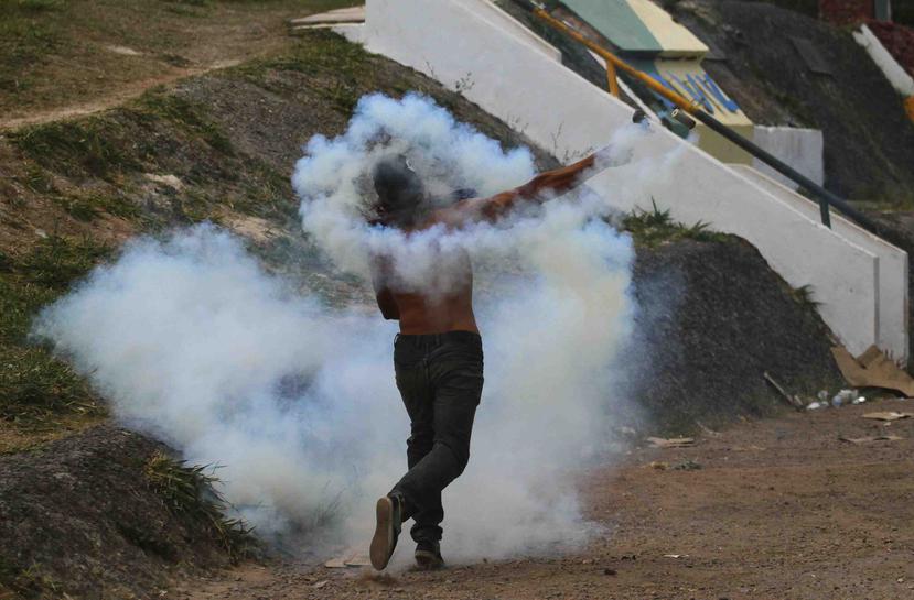 La frontera entre Brasil y Venezuela fue hoy escenario de nuevos enfrentamientos, cuando decenas de manifestantes chocaron con elementos de la Guardia Nacional venezolana para reclamar la apertura de la frontera. (AP)