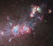 Los científicos creen que la estrella se volvió menos brillante y fue parcialmente oscurecida por el polvo metálico de una galaxia enana ubicada a 75 millones de años luz en la constelación de Acuario. (NASA)