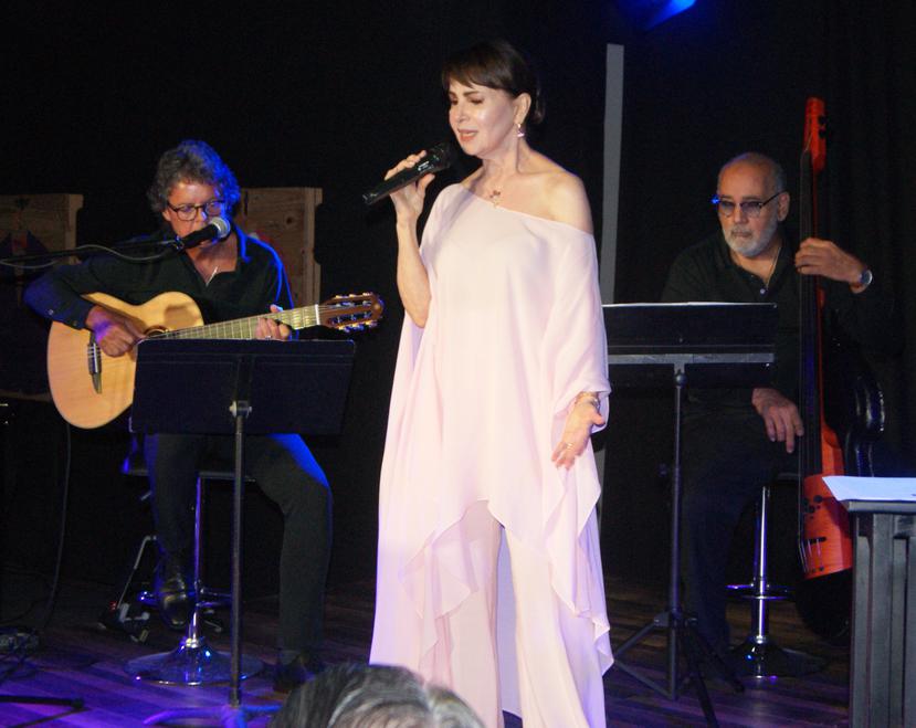 Nydia Caro se presentó en una bohemia en el Café Teatro José Luis Moneró del Centro de Bellas Artes de Caguas.