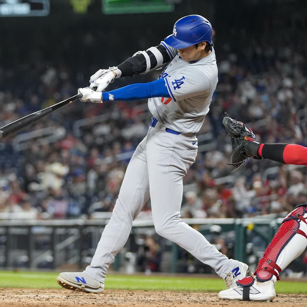 El japonés Shohei Ohtani, bateador designado de los Dodgers de Los Ángeles, batea un doble productor en la novena entrada del juego.