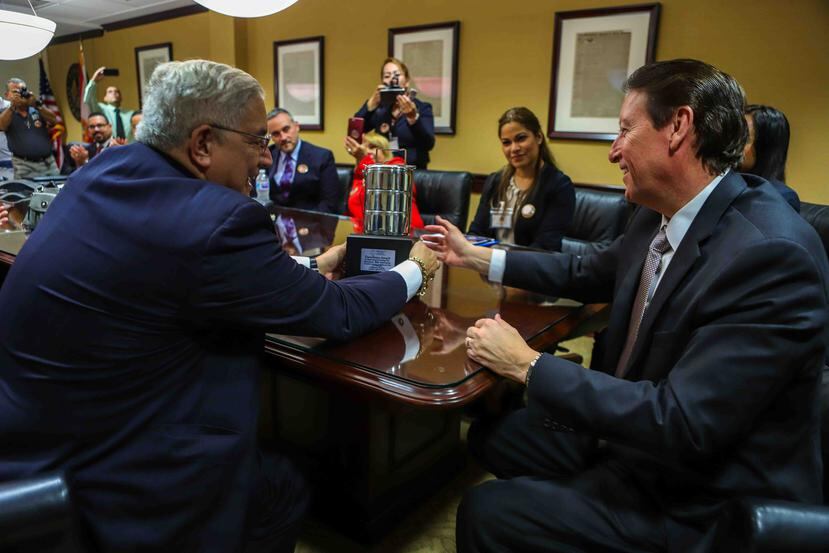 Bill Galvano, presidente del Senado de Florida, recibió el "Fiambrera Award" por su ayuda a la comunidad puertorriqueña de manos de Anthony Suárez de Legal Services Clinic.