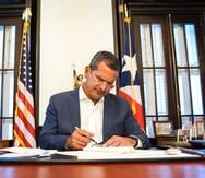 El gobernador Pedro Pierluisi firma medida que deja sin efecto “la crudita” por 45 días.