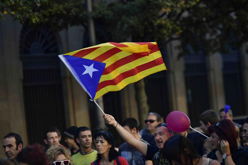 Un partidario de la independencia de Cataluña sostiene una estelada, o bandera independentista catalana, durante una marcha en apoyo de que la región se separe de España, en Pamplona, norte de España. (AP / Álvaro Barrientos)