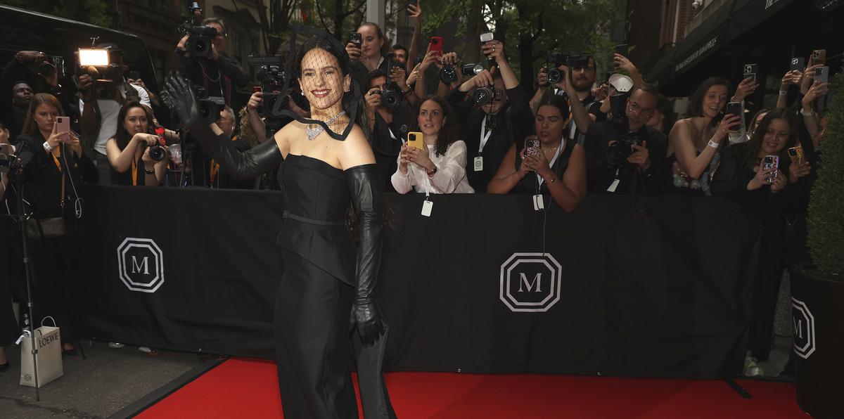 Rosalía asistió a la pasada MET Gala luciendo un traje de Dior.