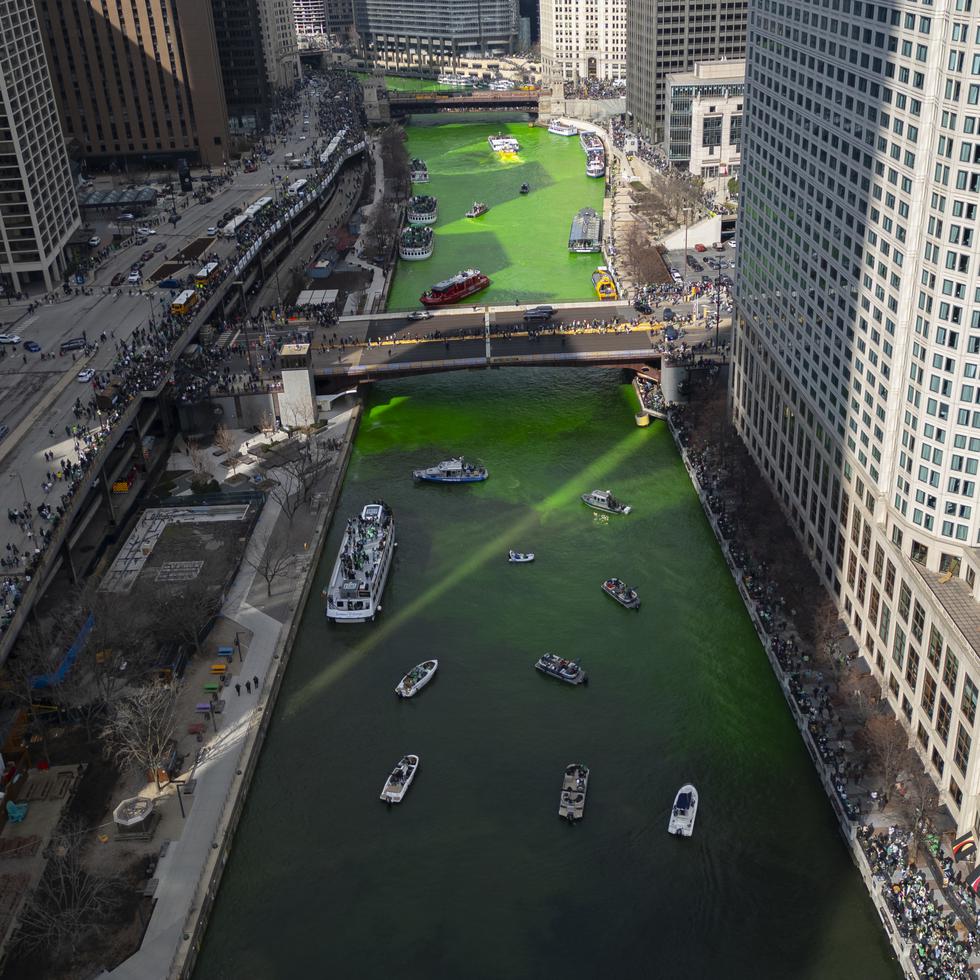El Río Chicago fue pintado de verde de cara a la celebración del Día de San Patricio.