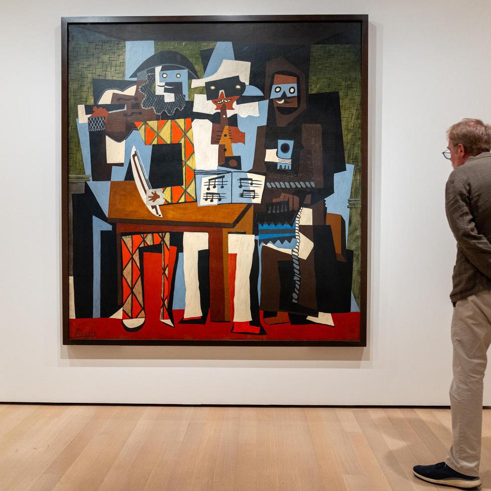 Visitantes observan obras expuestas en la muestra 'Picasso in Fontainebleau' del artista Pablo Picasso, en el Museum of Modern Art, en Nueva York (Estados Unidos). EFE/ Angel Colmenares