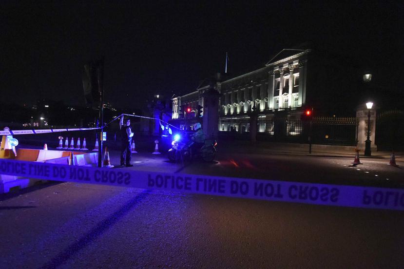 Un cordón policial fuera del Palacio de Buckingham, en Londres, donde un hombre ha sido arrestado bajo sospecha de lesiones corporales graves y asalto a la policía después de que dos oficiales recibieron heridas leves. (AP)