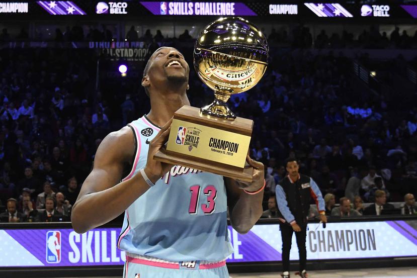 Bam Adebayo, del Heat de Miami, sostiene el trofeo tras ganar el concurso de habilidades de la NBA. (AP/David Banks)