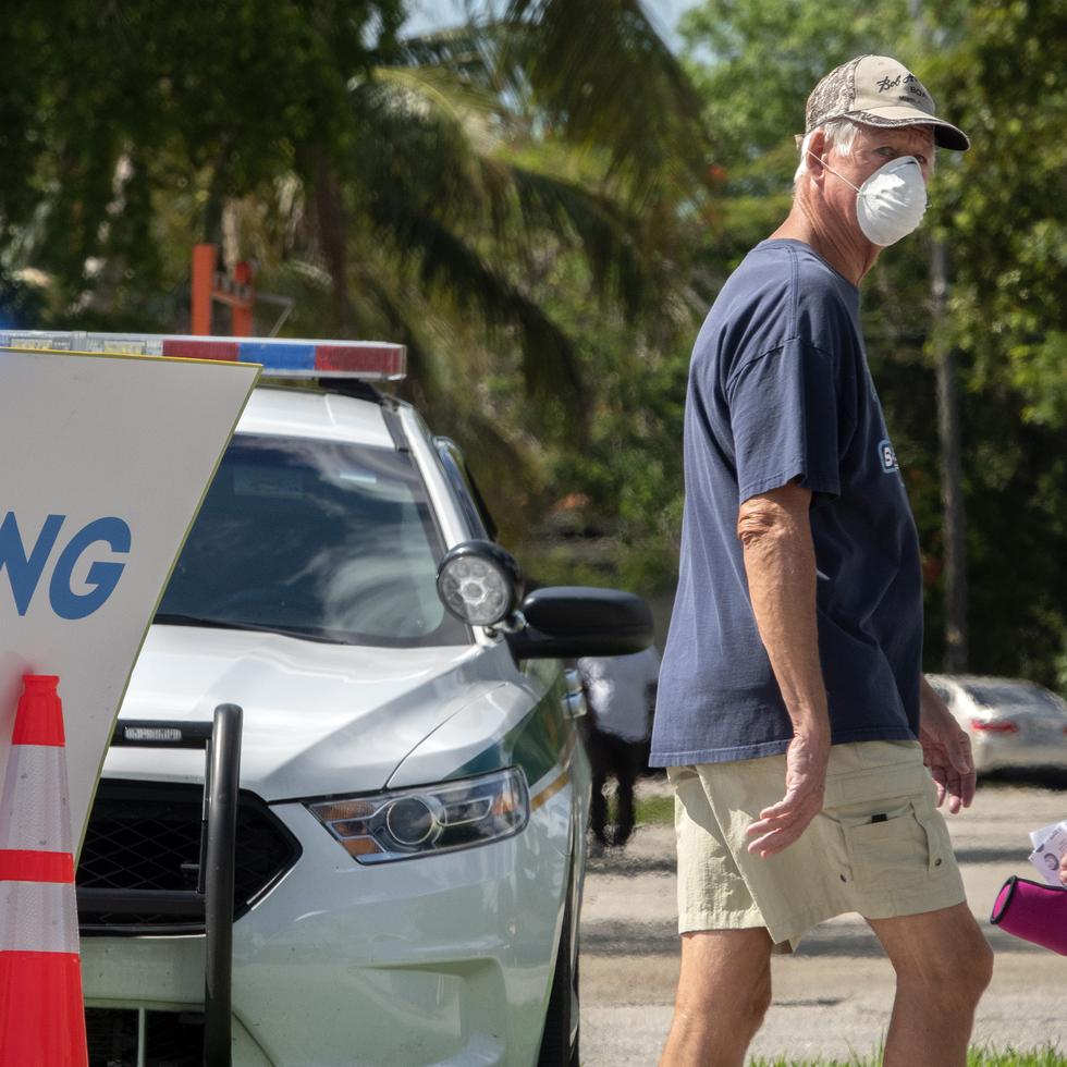 Un hombre sale de haberse hecho una prueba de COVID-19 en un laboratorio peatonal en  Miami-Dade.