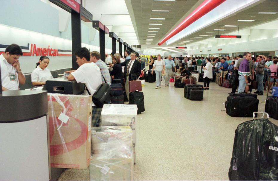 Foto de archivo de pasajeros en el terminal de American Airlines, el 11 de de septiembre de 1996, tras el paso del huracán Hortense.