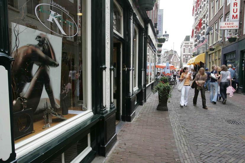 En Holanda la prostitución es legal desde el 2002, pero queda en manos de los ayuntamientos solicitar o no un permiso para ejercer el trabajo. (Archivo)