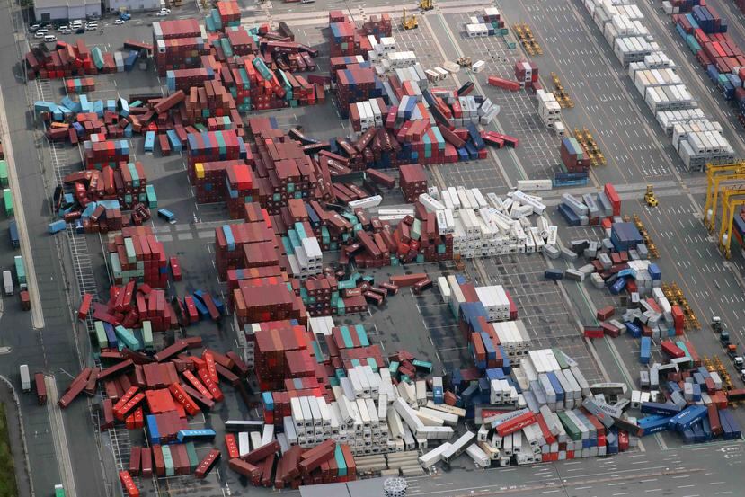 Vista aérea de cientos de contenedores caídos en un puerto en Osaka, Japón, el miércoles 5 de septiembre de 2018. (EFE)