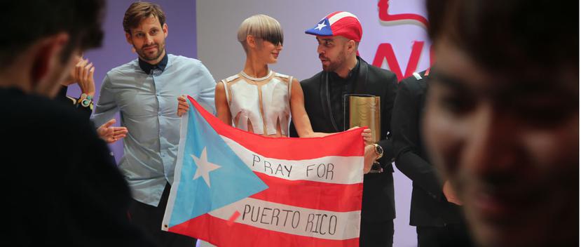 José Quiñones celebra junto a su modelo, Lishka Santiago, y el resto de los ganadores del International TrendVision Awards. (Suministrada)
