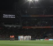 Momentos en que jugadoras aguardan minuto de silencio por las víctimas en el tiroteo registrado en Auckland previo al partido de la Copa Mundial de Fútbol Femenino entre Nueva Zelanda y Noruega.