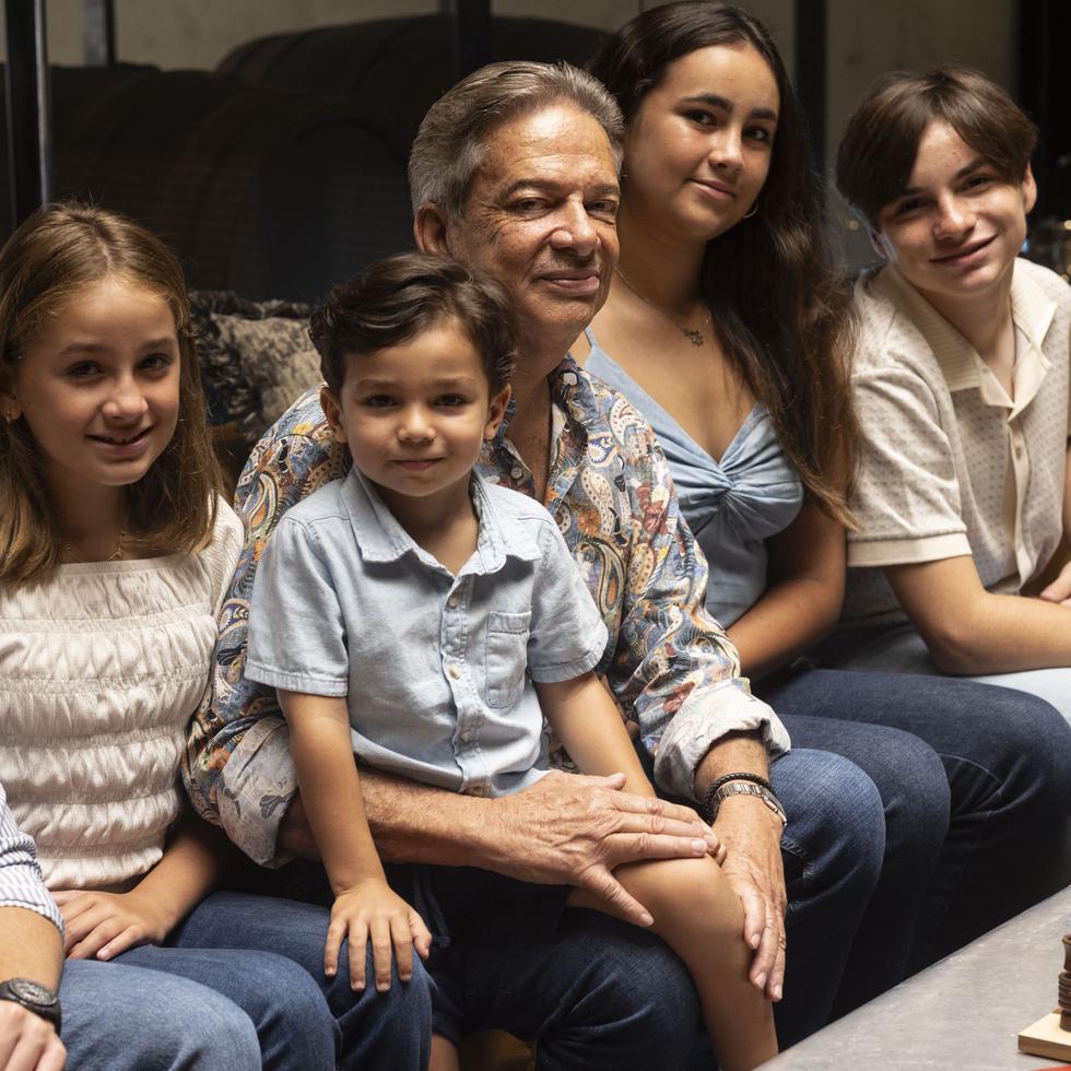 Ramón Enrique Torres junto a sus cinco hermosos nietos.