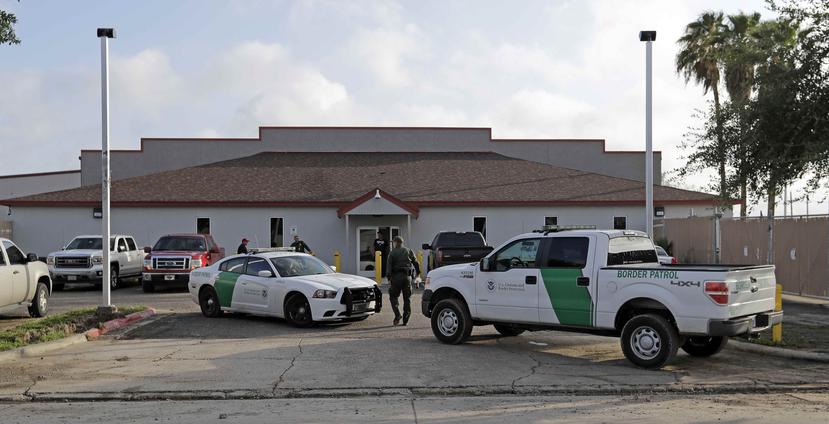 Vehículos y agentes de la Patrulla Fronteriza permanecen afuera del Centro de Procesamiento Central en McAllen. (AP/David J. Phillip)