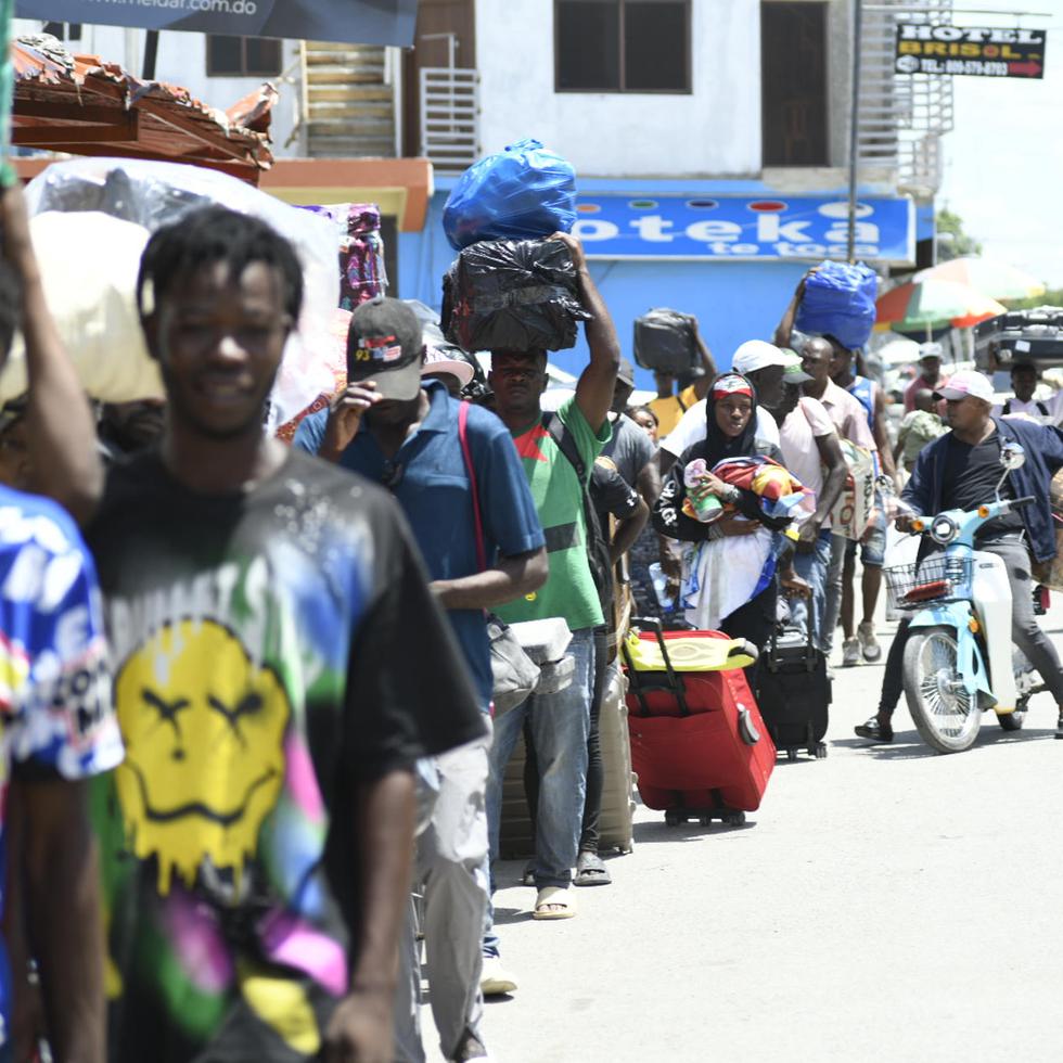 Haitianos hicieron fila para salir de la frontera durante el primer día del cierre en Dajabón, República Dominicana.