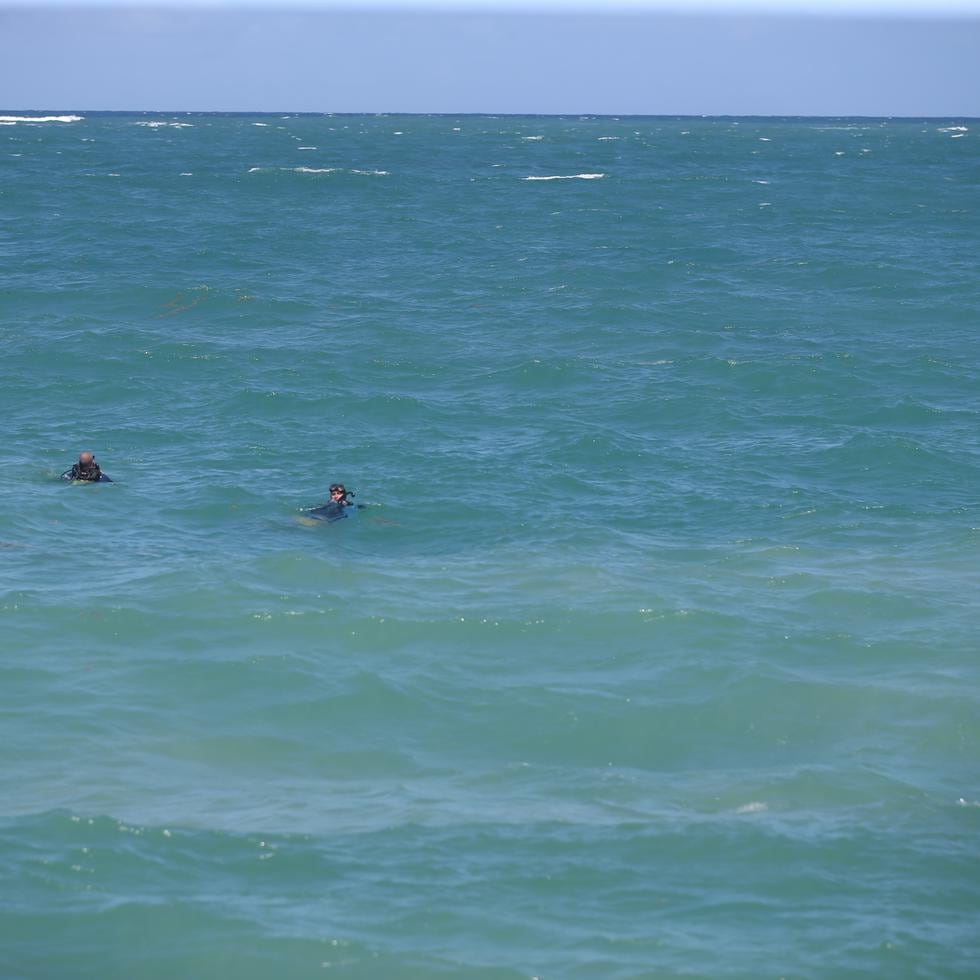 desde antes de las 10:00 de la mañana, ya había buzos y oficiales de la Unidad Marítima de la Policía Municipal de San Juan tratando de encontrar al bañista.