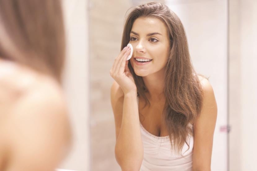 El agua micelar ayuda a limpiar el rostro diariamente.