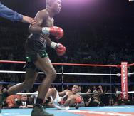 Trinidad se dirige hacia su esquina luego de derribar a Fernando Vargas durante la pelea del 2 de diciembre del 2000. (GFR Media)