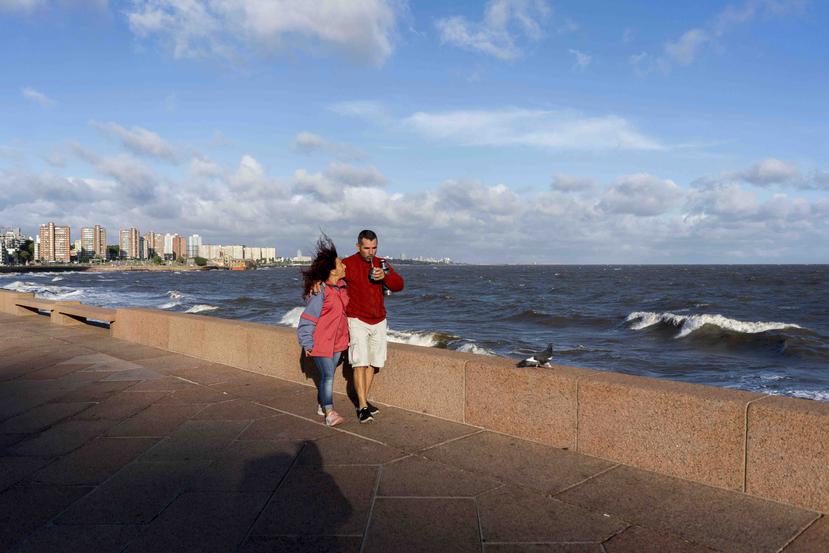 Una pareja camina en la costa de Montevideo, Uruguay. (AP/Matilde Campodonico)