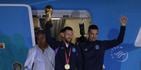 Lionel Messi, de la selección argentina de fútbol, saluda con el trofeo del Mundial de Catar 2022 junto al seleccionador Lionel Scaloni (derecha) a su llegada al Aeropuerto Internacional de Ezeiza.