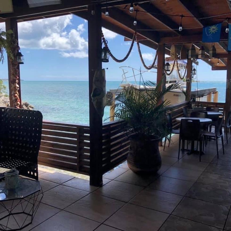 La vista del restaurante Gato Negro invita a pasar un momento relajado saboreando manjares frescos del mar.