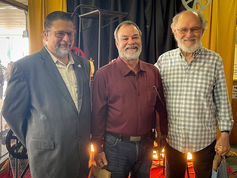 El Dr. Miguel Vélez Rubio, rector de la UPR de Bayamón, junto al productor Pedro Muñiz y el cineasta Jacobo Morales.