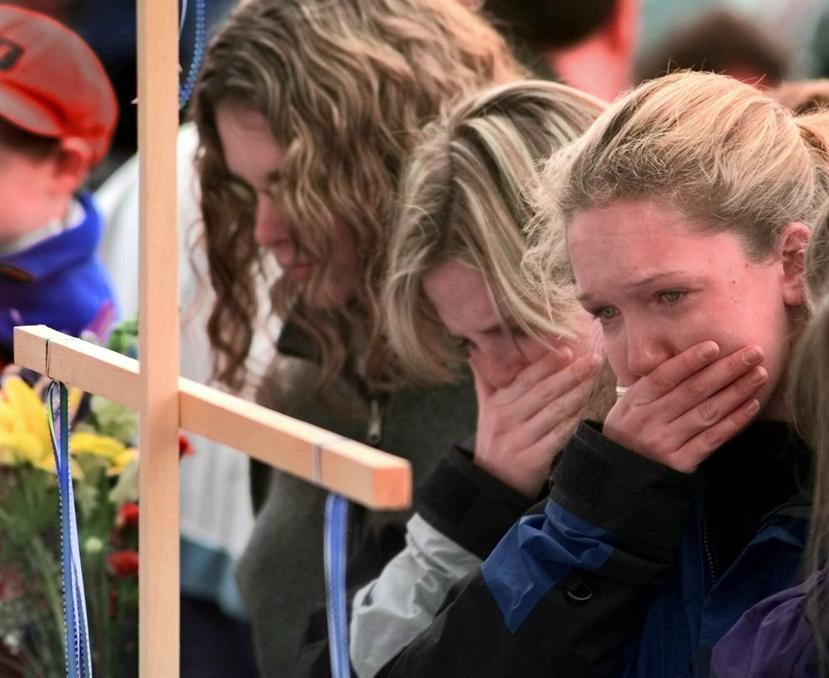 Foto de archivo del 22 de abril de 1999. Familias lloran la muerte de las víctimas en el tiroteo de la escuela secundaria Columbine, en Colorado. (AP)