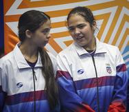Melanie y Adriana Díaz conversan durante la ceremonia de premiación.