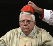 En medio de un escándalo contra el cardenal, incluidas algunas críticas poco comunes de sus propios sacerdotes, Law pidió renunciar y el papa lo autorizó. (AP)