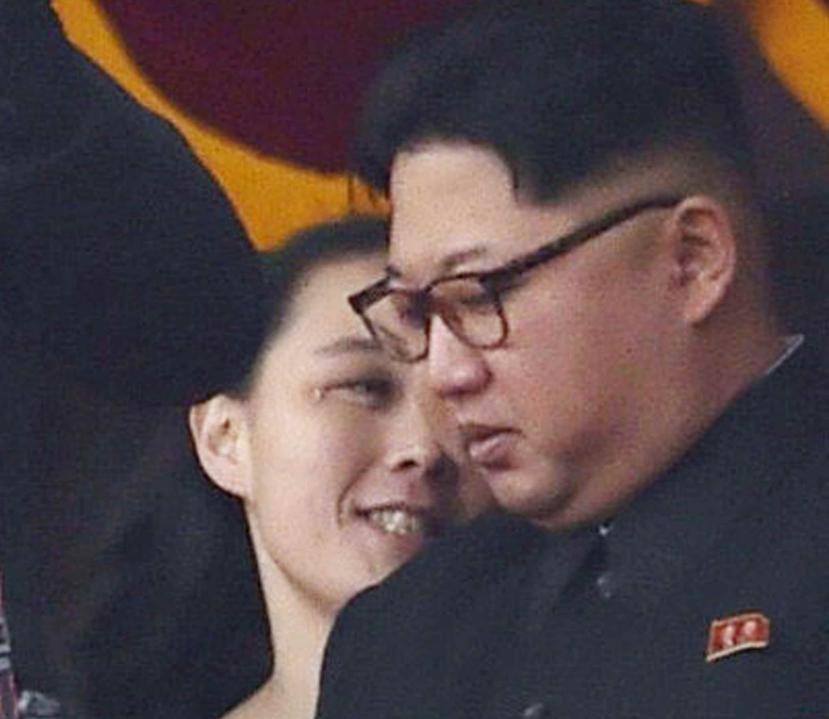 Kim Yo Jong (derecha), hermana del líder de Corea del Norte, Kim Jong Un, fotografiada durante la inauguración oficial del complejo residencial de Ryomyong, en Pyongyang, Corea del Norte. (AP)