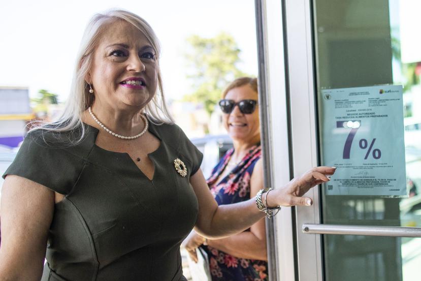 La gobernadora Wanda Vázquez a su llegada a la panadería Castilla, en Bayamón, para ver el cumplimiento de la tasa reducida del 7% en el IVU.