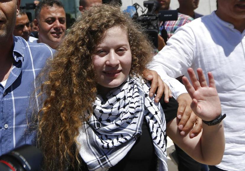 La joven Ahed Tamimi, de 17 años, está dispuesta a asumir el papel de icono de la resistencia palestina. (AP)