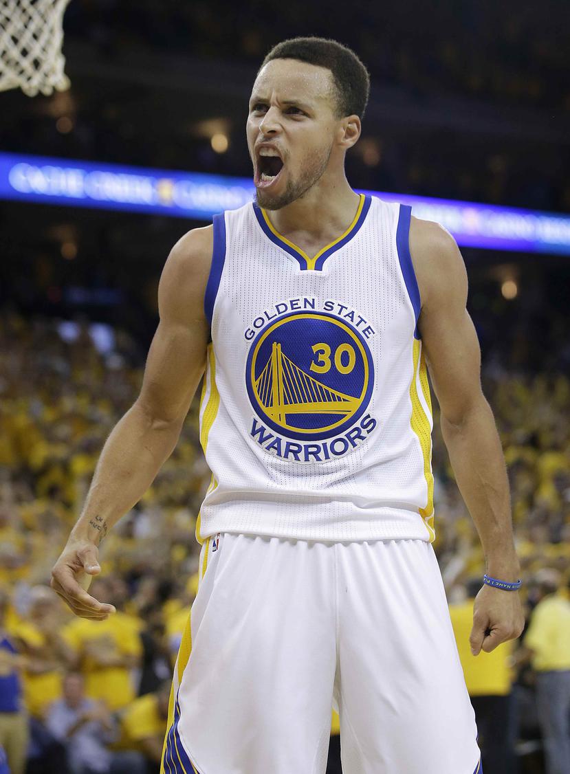 Curry finalizó el partido con 36 puntos y siete canastos de tres puntos, mientras que Thompson acumuló 21 tantos y añadió otros seis bombazos.(AP/Marcio Jose Sanchez)