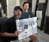 David y Wendy Mills posan con una foto de su hija Kailee Mills. Kailee murió hace cuatro años en un accidente automovilístico cuando viajaba en el asiento trasero sin usar el cinturón de seguridad.