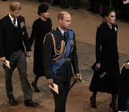 Los príncipes Edward, William y Harry entran a la iglesia en compañía de Kate Middleton y Meghan Markle.