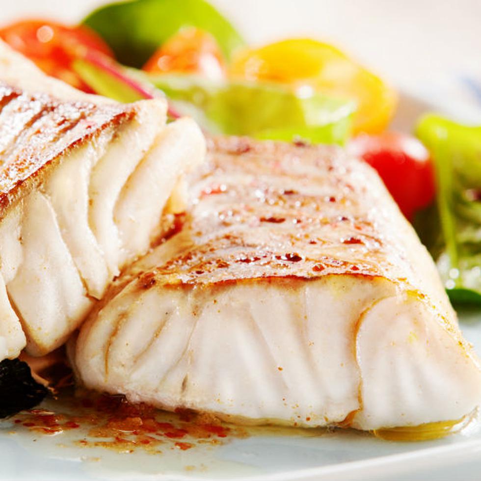El pescado es una excelente fuente de proteínas que son esenciales para la reparación, formación y mantenimiento de los tejidos del cuerpo. (Shutterstock)